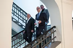 SPD/BSW-Regierung ohne Mehrheit: Der Ministerpr&auml;sident von Brandenburg, Dietmar Woidke (SPD, M), und sein Vize Robert Crumbach (l) erkl&auml;ren die Koalition in Brandenburg f&uuml;r gescheitert. - &copy; Christophe Gateau/dpa