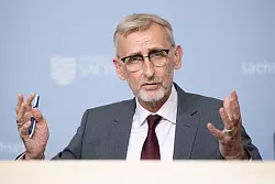 Armin Schuster (CDU), Innenminister von Sachsen, ist einer von vielen Landesinnenministern, die strengere Regeln zur Verhinderung von Gewalt bei Fußballspielen einfordern. (Archivfoto) - © Sebastian Kahnert/dpa