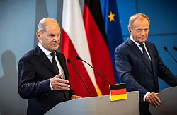 &laquo;Deutschland wei&szlig; um die Schwere seiner Schuld&raquo;, sagt Kanzler Olaf Scholz (l) bei einer Pressekonferenz mit Donald Tusk. - &copy; Michael Kappeler/dpa