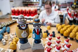 Die R&auml;ucherm&auml;nnchen aus dem Erzgebirge sind traditionell und modern zugleich. - &copy; Hendrik Schmidt/dpa