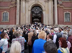 Familie, Freunde und Fans kommen zur Gedenkfeier im Michel. - © Marcus Brandt/dpa