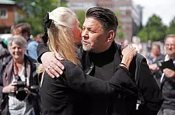 Auch Marion Fedder und Tim Mälzer sind unter den Trauergästen. - © Marcus Brandt/dpa