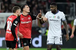 Die Ex-Gladbacher Xhaka und Thuram im Disput. - © Rolf Vennenbernd/dpa