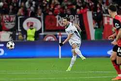 Calhanoglu ist der Dreh- und Angelpunkt bei Inter. - © Rolf Vennenbernd/dpa