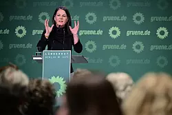 Baerbock meint: Neben Humanität müssen die Grünen auch Härte zeigen im Umgang mit manchen Migranten. - © Sebastian Christoph Gollnow/dpa