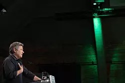 Robert Habeck ist mit sich im Reinen. - © Sebastian Christoph Gollnow/dpa