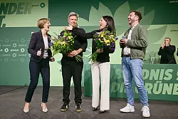 Zum Abschied gab es Blumen für das einstige Spitzenduo Habeck und Baerbock. - © Sebastian Christoph Gollnow/dpa