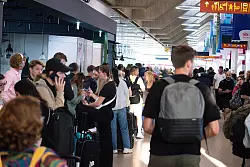 Volle Halle: Der Flugbetrieb am Flughafen K&ouml;ln/Bonn wurde am Morgen vor&uuml;bergehend ausgesetzt. Mittlerweile l&auml;uft der Betrieb wieder an. - &copy; Benjamin Westhoff/dpa