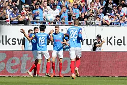 Kiels Spieler feiern den Führungstreffer. - © Claus Bergmann/dpa