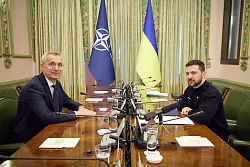 Jens Stoltenberg (l) im Gespr&auml;ch mit Wolodymyr Selenskyj. - &copy; Uncredited/Ukrainian Presidential Press Office/AP/dpa