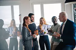 Ist die Anrede ungeklärt, wird das Kollegengespräch zum Balanceakt. - © Zacharie Scheurer/dpa-tmn