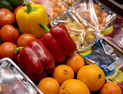 Paprika und Beerenfrüchte weisen die größten Preissteigerungen auf. - © Monika Skolimowska/dpa