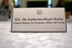 Ein Namensschild k&uuml;ndigt Wirtschaftsministerin Reiche in Israel an - &copy; Elisa Schu/dpa