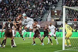 Hakt die Meisterschaft ab: Leverkusens Torschütze Patrik Schick (3.v.l.). - © Christian Charisius/dpa