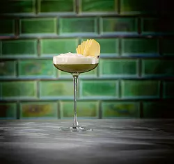 Der Tocktail «Adam & Eva» besteht aus 10 cl grünem Jasmintee, 2 cl Apfelsirup, 2 cl Verjus und wird mit Mandarinenschaum serviert. - © Daniel Esswein/dpa-tmn