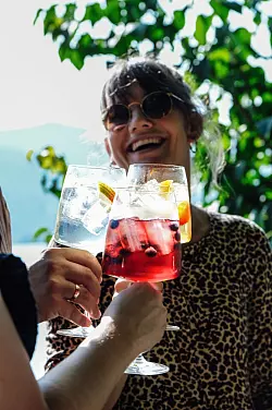 Ein leichter Sommerspritz mit ganzen Früchten soll erfrischen und nicht umhauen. - © Lantenhammer Destillerie/dpa-tmn