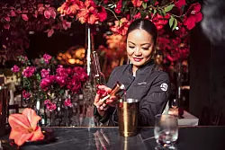 Die Marburger Barexpertin Linh Nguyen liebt sowohl Spritz-Variationen als auch Mocktails auf der Basis von Tee. - © Daniel Esswein/dpa-tmn