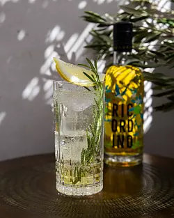 Mit einem «Ricordino Tonic» auf Basis eines Kräuterlikörs lässt sich der Alkoholgehalt gegenüber einem klassischen Gin Tonic nahezu halbieren. - © Cocktailkunst GmbH/dpa-tmn