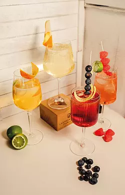 Die Sommer-Cocktails der Destillerie Lantenhammer «Willi Royal» (oben), «Himbeer Spritz» (rechts), «Wilde Heidi» (unten) und «Gipfel Spritz» (links) werden aus Fruchtbrandliqueuren, etwas Saft, Schaumwein oder Tonic Water gemixt. - © Lantenhammer Destillerie/dpa-tmn