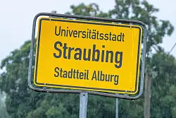 Vier M&auml;nner sind am Samstagabend im niederbayerischen Straubing aus einer geschlossenen Klinik entflohen. Laut Polizei laufen umfangreiche Fahndungsma&szlig;nahmen. - &copy; Armin Weigel/dpa