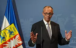 Kanzler Friedrich Merz &auml;u&szlig;erte sich am Montagabend in Husum auch zu der Diskussion &uuml;ber die &Auml;u&szlig;erungen von Au&szlig;enminister Johann Wadephul (beide CDU) im Zusammenhang mit der R&uuml;ckkehr von Syrern in ihr Heimatland. - &copy; Marcus Brandt/dpa