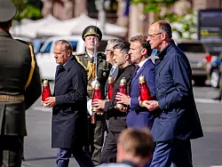 Bei ihrem Besuch in Kiew gedachten die Staats- und Regierungschefs auch der Opfer des russischen Angriffskriegs. - © Kay Nietfeld/dpa
