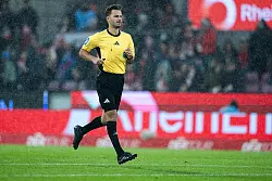 Schiedsrichter Daniel Schlager stand beim Spiel K&ouml;ln gegen Hamburg im Fokus. - &copy; Rolf Vennenbernd/dpa