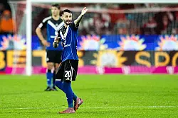 HSV-Profio Fabio Vieira zeterte ob seines Platzverweises. - &copy; Rolf Vennenbernd/dpa