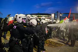 Außerhalb des Stadions wurde die zunächst friedliche Demonstration zunehmend agressiver. - © Javad Parsa/NTB/dpa