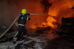 Bei massiven russischen Angriffen mit Raketen und Drohnen sind in der Ukraine viele Menschen get&ouml;tet und Dutzende weitere verletzt worden. - &copy; Andrii Marienko/AP/dpa