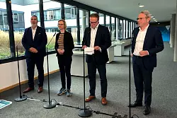 Den Verhandlern von BSW, CDU und SPD sieht man den Stress der vergangenen Tage an. - &copy; David Hutzler/dpa