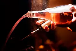 Das Hefedepot wieder zu entfernen, wird im Fachjargon Degorgieren genannt. - © DWI/deutscheweine.de/dpa-tmn