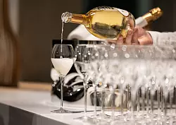 Für die Perlen im Schaumwein sorgt die zweite Gärung. Bei der traditionellen Methode nach Champagner-Art findet sie direkt in der Flasche statt. - © Hannes P Albert/dpa/dpa-tmn