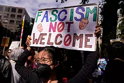 Der rechtspopulistische Abgeordnete Nigel Farage bestreitet, dass er die Randale angeheizt habe. (Archivbild) - &copy; Alberto Pezzali/AP/dpa