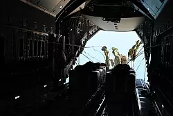 Die Fallschirme &ouml;ffnen sich, die Ladung nimmt Kurs auf den Gazastreifen. - &copy; Sven K&auml;uler/dpa