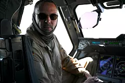 Pilot Dieter lie&szlig; sich in seiner Maschine von Journalisten &uuml;ber die Schulter schauen. - &copy; Sven K&auml;uler/dpa