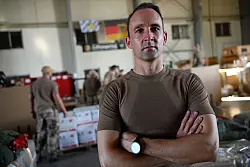 30 Bundeswehrsoldaten, so wie Leutnant Sascha, verpacken die Hilfsg&uuml;ter. - &copy; Sven K&auml;uler/dpa