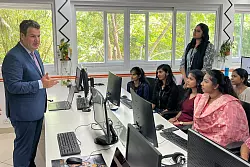 Im vergangenen Jahr hatte Bundesarbeitsminister Hubertus Heil (SPD) bei einer Indien-Reise dafür geworben, dass junge Fachkräfte nach Deutschland kommen. (Archivbild) - © Christophe Gateau/dpa