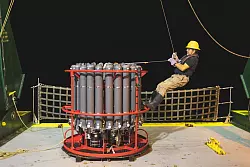 Ein Rosetten-Wasserprobenehmer an Bord des Forschungsschiffs. Mit einem solchen Gerät wurden die Wasserproben im Nordpazifik genommen. - © Ryan Tabata/University of Hawaii at Manoa/dpa