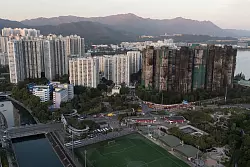 Nach dem Brand in einer Wohnanlage in Hongkong gelten weiterhin rund 200 Personen als vermisst. - © Ng Han Guan/AP/dpa