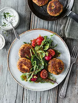 Auch Gerichte, die zu Hause warm gegessen werden, schmecken unterwegs kalt, wie zum Beispiel Buletten. - © Wolfang Schardt/Becker Joest Volk Verlag/dpa-tmn