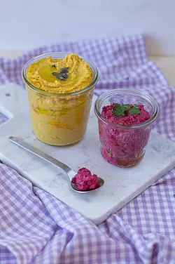 Der Hokkaido-Hummus bietet sich zum Dippen oder als Aufstrich für eine Brotzeit an. Auch mit Roter Bete lässt sich eine leckere Creme herstellen. - © Pauline Joos/dpa-tmn