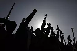 Die Huthi haben Vergeltung für die US-Angriffe angekündigt. - © Osamah Abdulrahman/AP/dpa