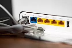 Ein LAN-Kabel steckt im DSL-Steckplatz eines WLAN-Routers. - &copy; Fabian Sommer/dpa