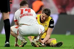 Marcel Sabitzer (r.) musste verletzt raus. - © Jan Woitas/dpa