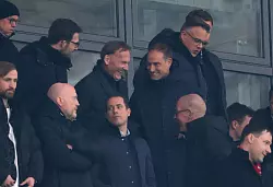 Auch auf der Tribüne kam es zum Gipfeltreffen zwischen Hans-Joachim Watzke (M) und Oliver Mintzlaff. - © Jan Woitas/dpa