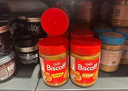 Zwischen Konfitüren und Erdnussbutter steht in vielen Supermärkten inzwischen Karamellkekscreme-Brotaufstrich. (Archivbild) - © Gregor Tholl/dpa