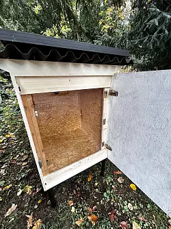 Wenn die Tür geschlossen wird, werden Tierschützer alarmiert. - © -/Stiftung Tierklappe/dpa