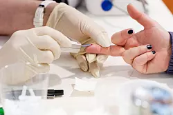 Tanzt der Blutzucker aus der Reihe? Der Gesundheits-Check-up in der Hausarztpraxis ist eine gute Gelegenheit, der Frage nachzugehen. - © Klaus-Dietmar Gabbert/dpa-tmn