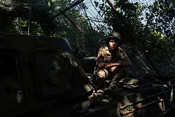 Ein ukrainischer Soldat an der Frontlinie nahe Awdijiwka. - &copy; Evgeniy Maloletka/AP/dpa